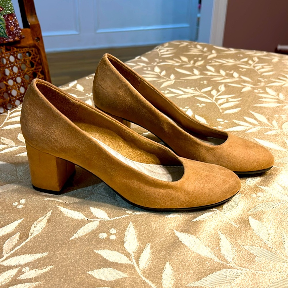Easy Street Proper Sand Faux Suede Comfort Pumps Size 7